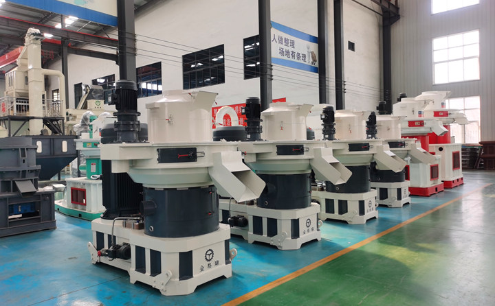 山東金格瑞顆粒機廠家負責免費提供制粒生產(chǎn)線方案，為每一位客戶進行試機；產(chǎn)品使用中，我們給客戶提供“保姆式”服務，定期進行電話回訪，定期進行現(xiàn)場專訪；讓您在產(chǎn)品使用過程中，放心、安心、舒心